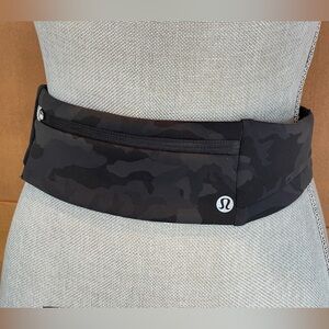LULULEMON Fast & Free Running Belt in Black/Blue Camo Print, Size L/XL